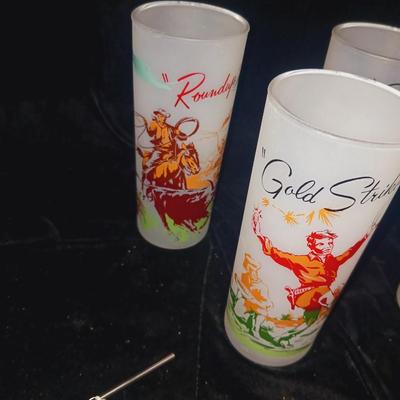8 FROSTED GLASSES WITH WESTERN THEME AND 6 SIPPING SPOONS