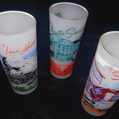 8 FROSTED GLASSES WITH WESTERN THEME AND 6 SIPPING SPOONS