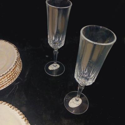 4 CRYSTAL STEMMED GLASSES, CAKE PLATE W/SERVER AND 6 CAKE PLATES