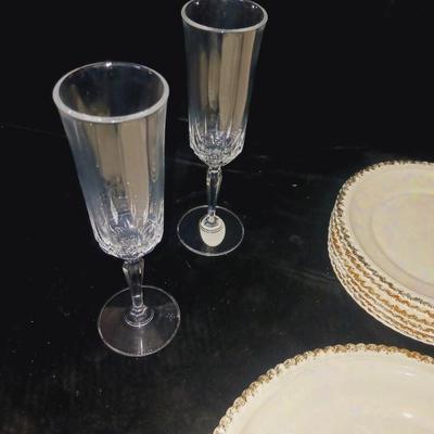 4 CRYSTAL STEMMED GLASSES, CAKE PLATE W/SERVER AND 6 CAKE PLATES