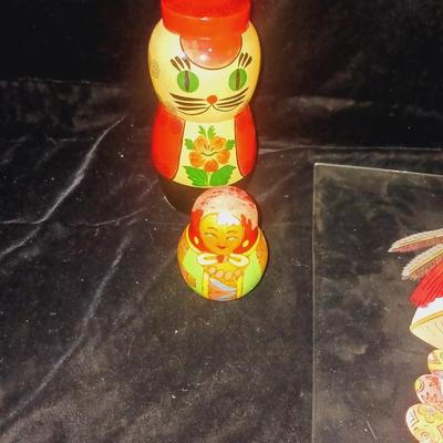 CUT CHINESE PAPER ART AND 2 WOODEN FIGURES