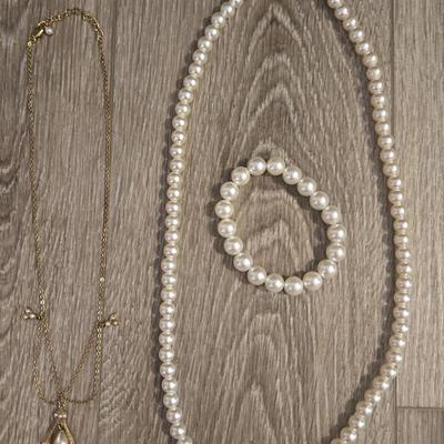 Faux Pearl Jewelry Lot