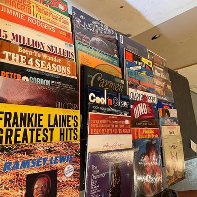LARGE COLLECTION OF VINYL RECORDS
