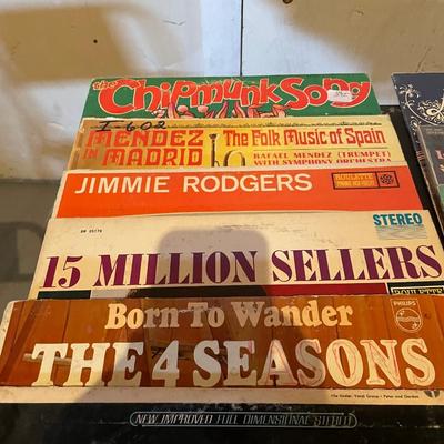 LARGE COLLECTION OF VINYL RECORDS