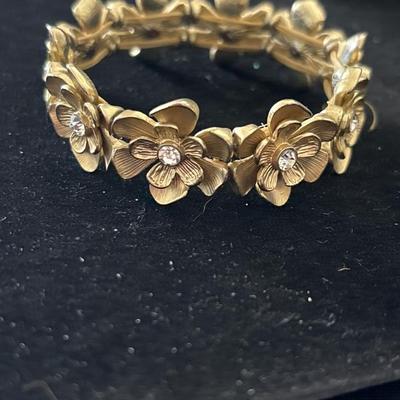Gold tone floral stretchy bracelet