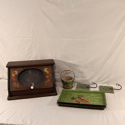 Wooden Bread Box and Tomato Themed Decor (K-DZ)