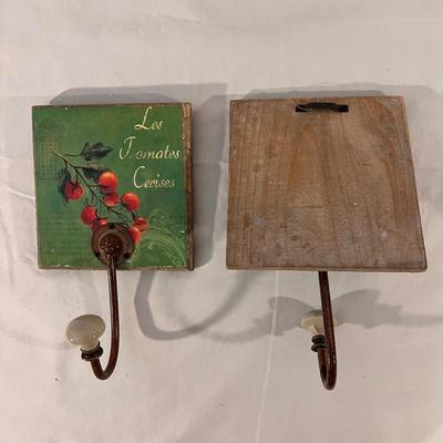 Wooden Bread Box and Tomato Themed Decor (K-DZ)