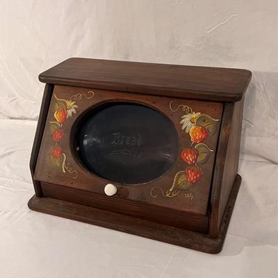 Wooden Bread Box and Tomato Themed Decor (K-DZ)