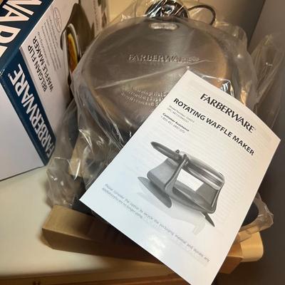 Delonghi Indoor Grill, Panini Press & NIB Waffle Maker (L-RG)