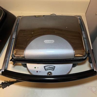 Delonghi Indoor Grill, Panini Press & NIB Waffle Maker (L-RG)