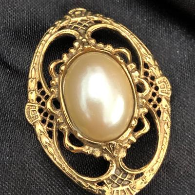 1928 Co. Gold Tone Brooch