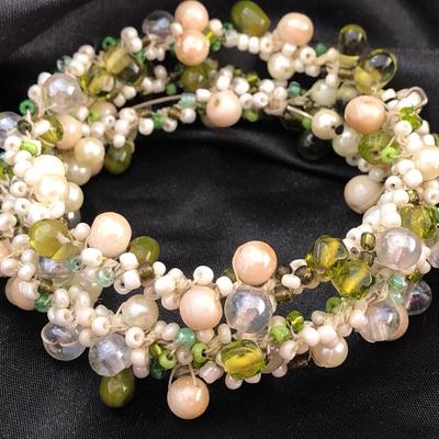 Vintage Bracelet. Beautiful Green and Iridescent Glass Beads