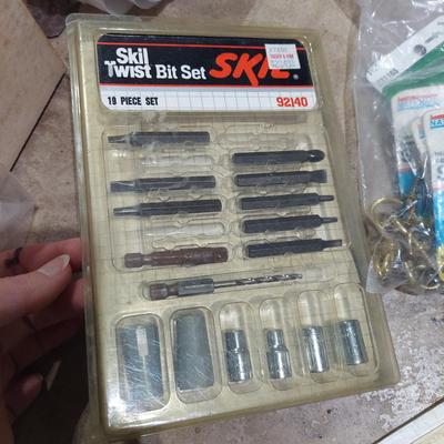 Light Bulbs and Miscellaneous Hardware (G-BBL)