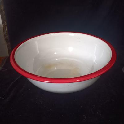 LARGE ENAMEL BOWL AND TEA KETTLE PLUS GLASS BEVERAGE CONTAINER