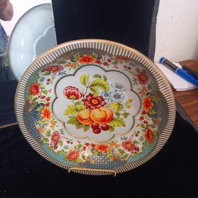 ETCHED ANTIQUE WALL MIRROR, LARGE GLASS VASE AND DAHER DECORATED TRAY