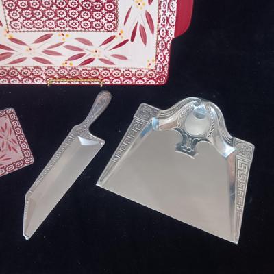 TEMP-TATIONS TRAY, GLASS CUTTING BOARD AND 2 SINGLE BAKING DISHES PLUS ART DECO SILENT BUTLER