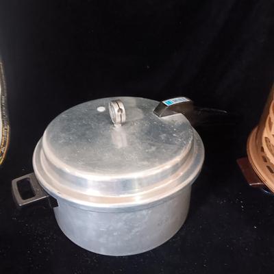 6 QT MIRRO PRESSURE COOKER AND ELECTRIC WARING FOOD DEHYDRATOR