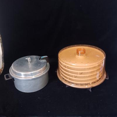 6 QT MIRRO PRESSURE COOKER AND ELECTRIC WARING FOOD DEHYDRATOR