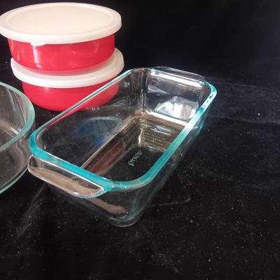 2 OVAL GLASS BOWLS, PYREX LOAF PAN AND TWO METAL NESTING BOWLS WITH LIDS
