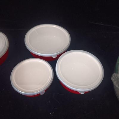 2 OVAL GLASS BOWLS, PYREX LOAF PAN AND TWO METAL NESTING BOWLS WITH LIDS
