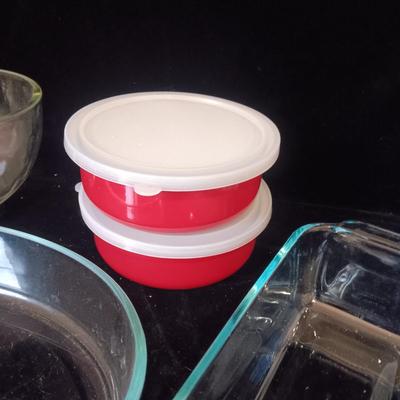 2 OVAL GLASS BOWLS, PYREX LOAF PAN AND TWO METAL NESTING BOWLS WITH LIDS