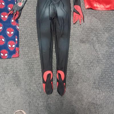 CHILD'S MARVEL SPIDER-MAN COSTUME, PAJAMAS AND SATIN CAPE SIZE 6 - 7