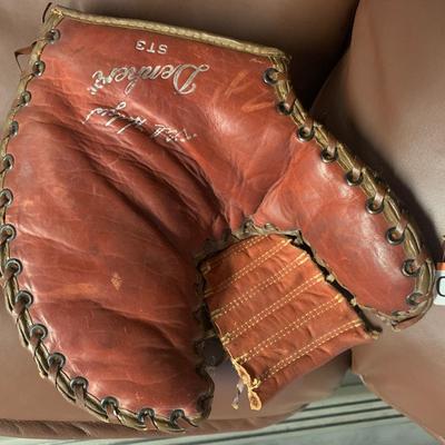 Vintage Demkert Gil Hogdes Baseball Glove