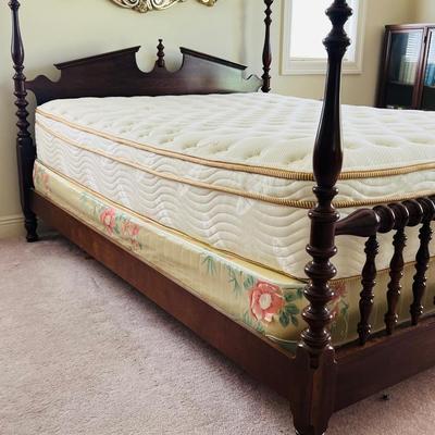KINCAID Queen Size Cherrywood Spool Bed
