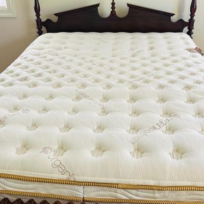 KINCAID Queen Size Cherrywood Spool Bed