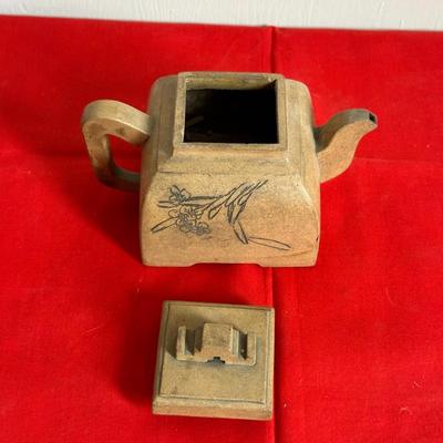 SMALL TEAPOT AND 2 WOODEN ASIAN FIGURES