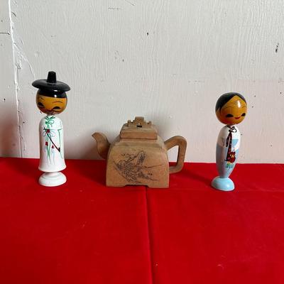 SMALL TEAPOT AND 2 WOODEN ASIAN FIGURES
