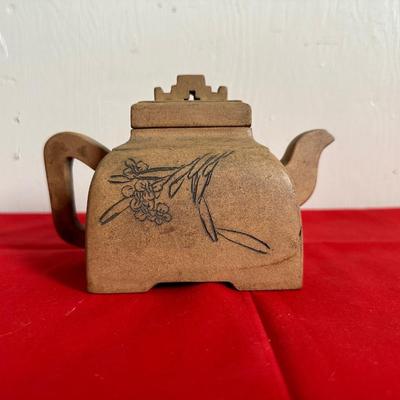 SMALL TEAPOT AND 2 WOODEN ASIAN FIGURES