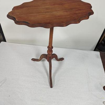 Wooden Pie Crust Design Tilt-Top Table