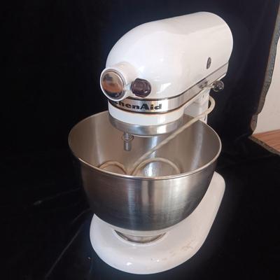 KITCHEN AID STAND MIXER, NO BEATERS