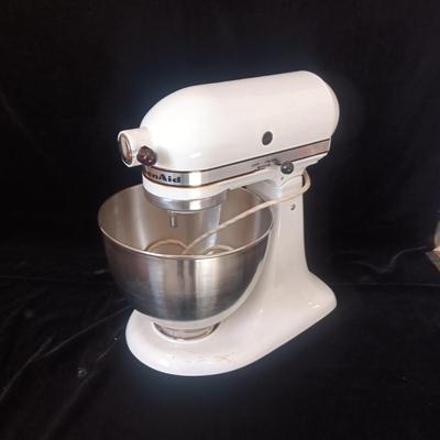 KITCHEN AID STAND MIXER, NO BEATERS