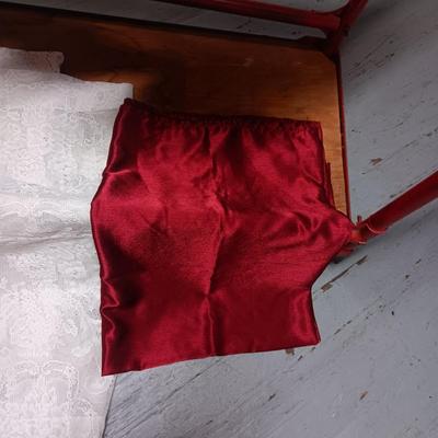 CURTAIN PANELS & 2 TABLECLOTHS