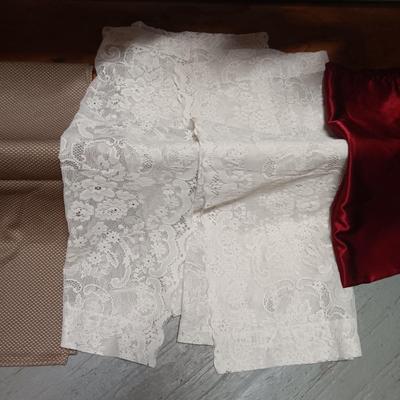 CURTAIN PANELS & 2 TABLECLOTHS