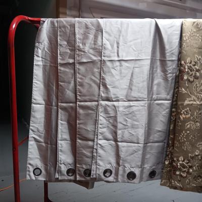 CURTAIN PANELS & 2 TABLECLOTHS