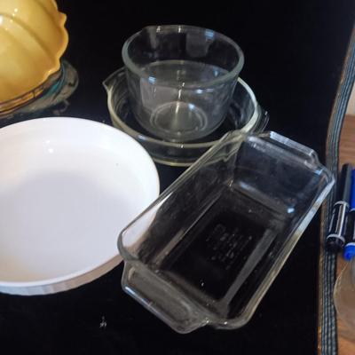 A LARGE SELECTION OF BAKEWARE