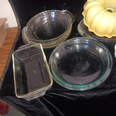 A LARGE SELECTION OF BAKEWARE
