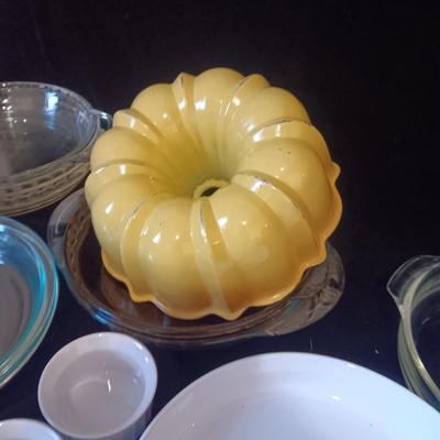 A LARGE SELECTION OF BAKEWARE