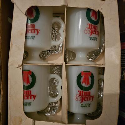 New 1979 Tom & Jerry Collection Series Milkglass