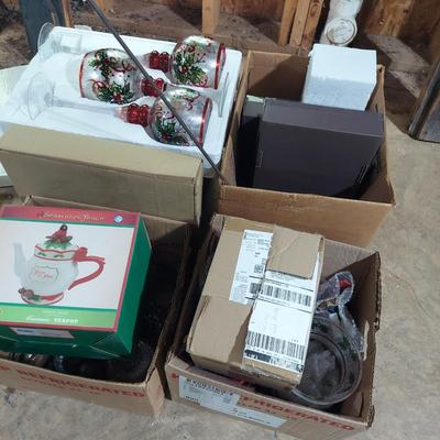 Holly Pattern Holiday Dishes and Cardinal Decor (B2-BBL)