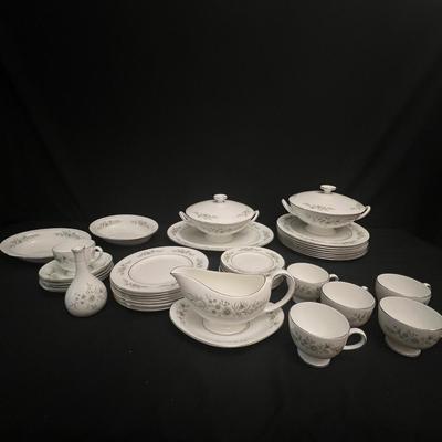 Wedgwood ‘Westbury’ Fine Bone China Set (DR-RG)