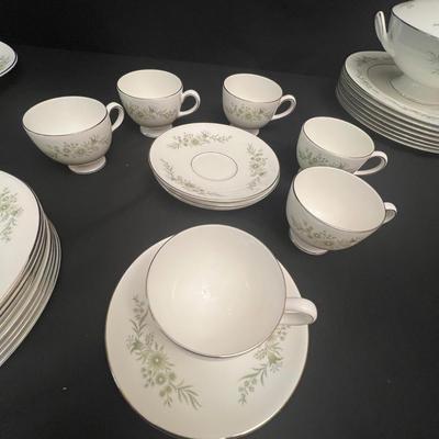 Wedgwood ‘Westbury’ Fine Bone China Set (DR-RG)