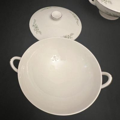 Wedgwood ‘Westbury’ Fine Bone China Set (DR-RG)