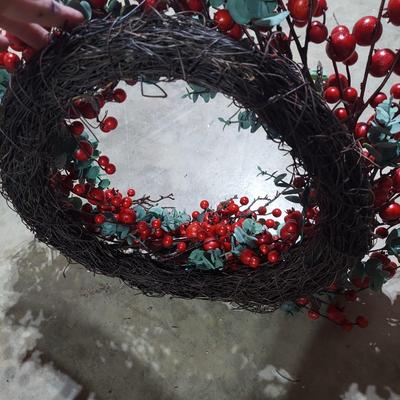 Winter/Holiday Wreaths and Storage Containers (B2-BBL)