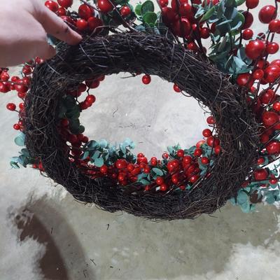 Winter/Holiday Wreaths and Storage Containers (B2-BBL)