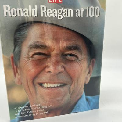 Ronald Reagan Inauguration Commemorative 1981 Coin Bronze & LIFE Book