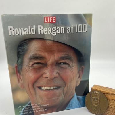Ronald Reagan Inauguration Commemorative 1981 Coin Bronze & LIFE Book